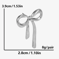 Dettaglio orecchini a fiocco argento con dimensioni 3,9cm x 2,8cm su sfondo bianco puro - Argento