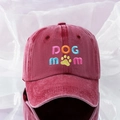 Detail van het DOG MOM borduursel en pootafdruk op de gewassen donkerrode honkbalpet - Eén maat / Bordeauxrood