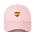 Roze katoenen baseballpet met kleurrijk geborduurd regenboogharthart op de voorkant - Roze