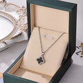 Collier trèfle argenté avec insert noir et zircons dans une boîte à bijoux verte - 8962-argent Noir Et Blanc Recto Verso