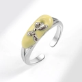 Silberner offener Ring mit hellgelber Emaille und silbernem Schleifenrelief - Hellgelbe Emaille mit silberner Schleife(AJ780)