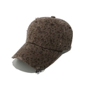 Detalle de gorra de béisbol con estampado de leopardo y anillos metálicos decorativos - M (56-58cm) / Marrón