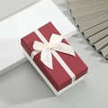 Elegante confezione regalo rettangolare rossa e bianca con coperchio texture e fiocco - Coperchio Rosso Base Bianca / Medio
