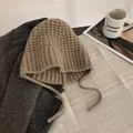 Retro Fair Isle Stil Strickmütze in Khaki mit Ohrenklappen und Bindebändern für Winter - Eimerzopf-Khaki