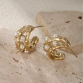 Pendientes de aro en C dorados con perlas y textura fundida irregular estilo ins - Chapado en oro de 14 quilates