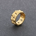 Anillo punk vintage de acero inoxidable dorado con textura en relieve para hombre - US 9 / Dorado