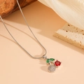 Dettaglio della collana a ciliegia in argento con pavé di cristalli rossi e verdi - Collana Ciliegia Rossa con Strass / Argento