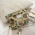 Dettaglio del tessuto jacquard girasole e etichetta Pleasant Time sulla borsa da trucco - Girasole Pittura a Olio