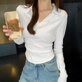 Haut blanc à manches longues et col en V pour femme porté avec un jean denim décontracté - S / Blanc