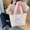 Détail du sac fourre-tout en toile avec anses en peluche rose et motif oiseau mignon - Petit Oiseau
