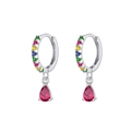 Vue macro de boucles d'oreilles argentées serties de zircons et cristal en goutte - Goutte Argent Arc-en-ciel