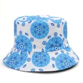 Dettaglio cappello alla pescatora blu e bianco con motivi mandala e malocchio - Stile B - Bianco