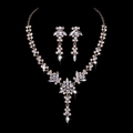 Dettaglio macro del set da sposa con collana di fiori in cristallo e orecchini dorati - Strass Bianco Placcato Oro