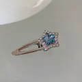 Detailaufnahme der silbernen Stern-Haarklammer mit blauem Kristall und weißen Strass - Einzelner Stern / Blau