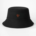 Dettaglio del ricamo a cuore rosso su un cappello alla pescatora in tela nera - M (56-58cm) / Nero