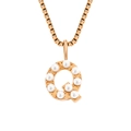 Collar con letra Q de oro rosa y perlas blancas en una fina cadena de caja - Q-Oro Rosa