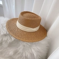 Detailansicht eines geflochtenen Strohhuts mit beigem Band auf weichem Plüschhintergrund - M (56-58cm) / Khaki Fedora-Beiges Band