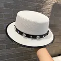 Elegante cappello di paglia bianco con bordo nero e fascia in pelle decorata con perle - M (56-58cm) / Bianco