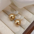 Elegante goldene Perlenohrringe mit Mikro-Pavé-Diamanten auf beigem Samt-Schmuckkästchen - Gold Pave Strass Südsee Perle Stil (A2638)