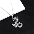 Détail macro du pendentif dragon vintage avec gravure fine sur une chaîne maille box - Dragon à Finition Vintage
