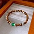Detail eines Holzperlenarmbands mit grünem Achatstein und Zirkonia-Abstandshalter - Braunes Grün Silber (Mit Geschenkbox)