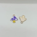 Charmant pendentif champignon en alliage avec émail violet et dos doré texturé - 1.4cm*1.6cm / Champignon bleu