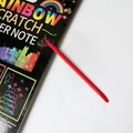 Regenbogen-Kratzpapier-Set mit schwarzem Einband und rotem Kunststoff-Kratzstift - Rot