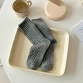 Calze grigie a costine in lana da donna in un ambiente domestico accogliente - Taglia unica / grigio scuro