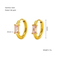 Détail de créoles dorées de 16 mm avec pierre de zircon rose et dimensions de taille - Huggie en Or 18K / Zircone Rose