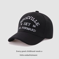 Dettaglio del cappellino da baseball nero con ricamo bianco di lettere e numeri - Taglia Regolabile / Nero