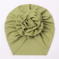 Detail von olivgrünem Baby-Turban aus Rippstrick mit einer großen 3D-Rosenblüte - Grün