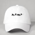 Witte baseballpet met mama-tekst en roze hart op een neutrale achtergrond - Eén maat / Wit