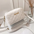 Petit sac bandoulière matelassé blanc avec logo doré et fine bandoulière réglable en cuir - Blanc