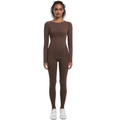 Dettaglio del set da yoga in maglia senza cuciture marrone scuro con top e leggings - Marrone