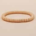 Detailweergave van de bohemien perzikroze heishi-kralenarmband van klei voor dames - Vleesroze