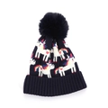 Dettaglio del berretto in maglia blu scuro con motivi a unicorno e un grande pompon - 50-52cm / Blu Notte