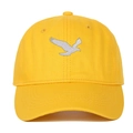 Détail d'une casquette en coton jaune avec broderie d'aigle argentée et œillets d'aération - Réglable / Jaune