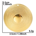 Vista detallada del colgante redondo bañado en oro 18k de 3,5 cm con textura y medidas - Colgante / Dorado
