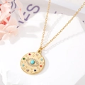 Vista de cerca del colgante Evil Eye dorado con turquesa y circones de colores - Estilo 5 Ojo de Turquesa Redondo con Borde de Circonitas de Colores
