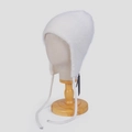 Dettaglio del cappello da aviatore bianco in angora con paraorecchie e maglia - M / Bianco
