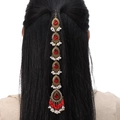 Catena per capelli vintage boho con gemme rosse a goccia e nappe di perle su capelli neri - Rosso