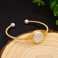 Brazalete abierto de hilo dorado enrollado con perlas naturales de agua dulce barrocas - Pulsera De Alambre Con Forma De Ojo