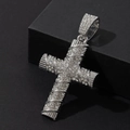 Dettaglio del ciondolo a croce argento con cristalli scintillanti e texture a spirale - Pendente Singolo [Argento]