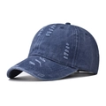 Detalle macro de gorra de béisbol azul marino lavada con efecto desgastado y roturas - Ajustable / Azul Marino Lavado Desgastado