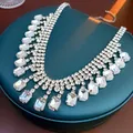 Collier à franges argentées avec cristaux carrés sur support en velours vert - Argenté