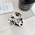 Molla per capelli quadrata con motivo a mucca bianco e nero in stile lifestyle - Pinza Quadrata Mucca Bianco e Nero (F118) / Motivo Mucca (F118)