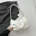 Bolso sobaco minimalista blanco plisado con etiqueta de moda y acabado en cuero - Blanco