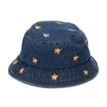 Gros plan détaillé de la broderie fleur jaune et violette sur un chapeau bob en jean - 50cm / Fleur Bleu Foncé
