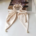 Coletero elegante de satén beige con lazo largo y detalles de perlas blancas - Blanco