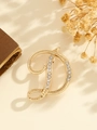 Eleganter goldener Buchstabe D Brosche mit glitzernden Kristallen auf Premium-Hintergrund - Gold Buchstabe D